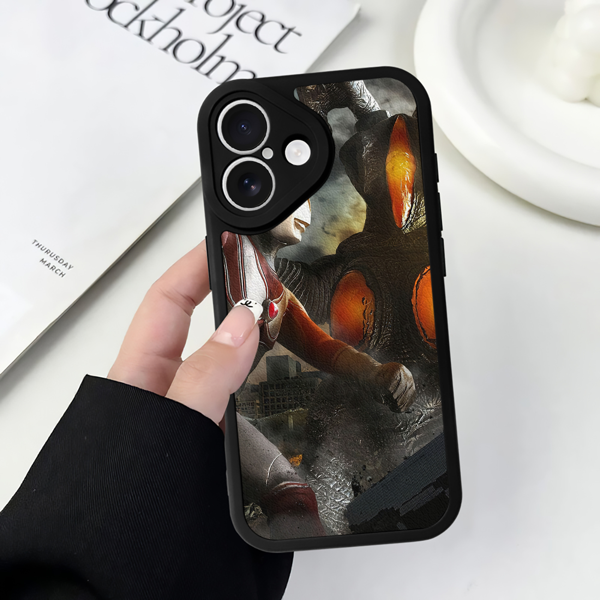 （画像用） ウルトラマン Ultraman 【iPhone 16シリーズ対応】シリコンスマホケース（レザー調） 材質：シリコン